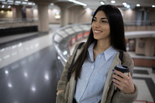 年轻女子微笑图片下载