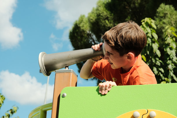 孩子在公园里玩耍图片下载