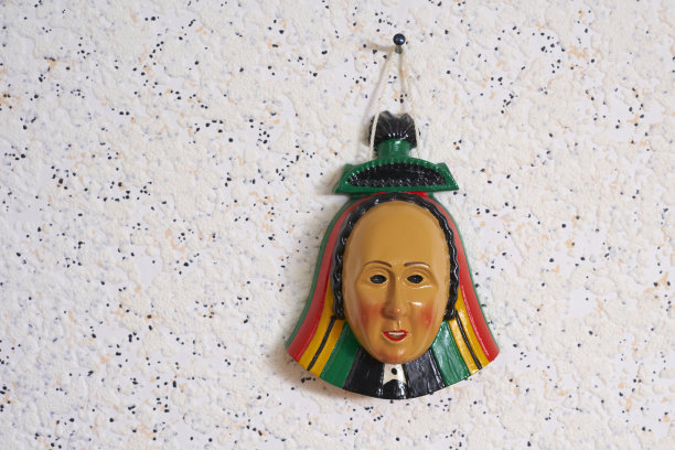 收集的面具。嘉年华装饰孤立在白色墙纸上。小而光滑的幼虫头。第五季的伪装。挂墙的衣架。图片下载