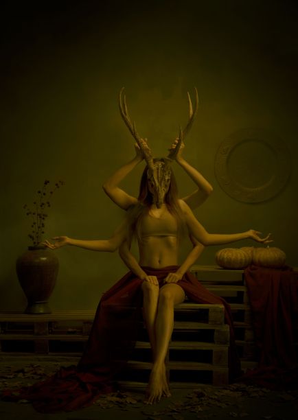 亚洲万圣节模型多手戴鹿头骨图片下载