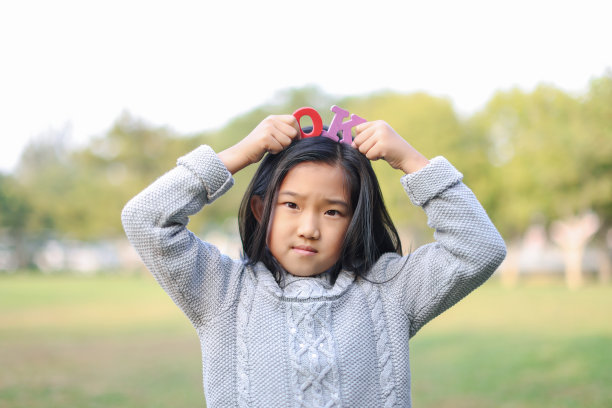 小女孩手握“OK”字图片下载