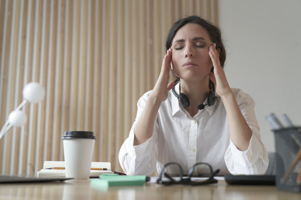沮丧的意大利女子闭着眼睛按摩太阳穴，工作时头痛图片下载