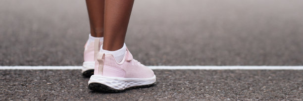 起跑线上，孩子穿着运动鞋站着图片下载