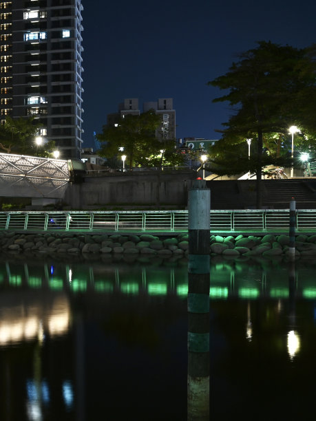 蜿蜒的桥上的爱之心与街灯的反射和高层建筑在后面图片下载