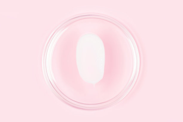 白色奶油涂抹。质地柔滑的美容产品-面霜或眼霜，身体乳。白色奶油涂抹在粉彩粉红色的背景图片下载