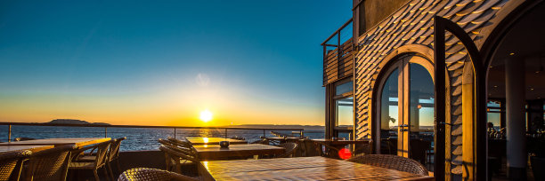 露台与桌椅的户外海滨餐厅建筑期间图片下载