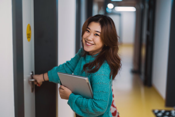 女学生在学生宿舍图片下载