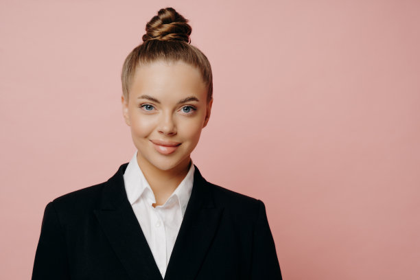 快乐有吸引力的商务女士在深色西装在工作室摆姿势图片下载