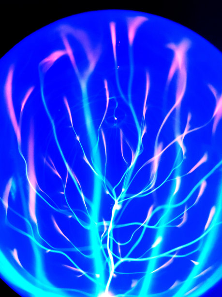 等离子球被隔离在黑色背景上图片下载