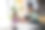 妈妈在笔记本电脑上工作，而她可爱的小女儿正在玩一个教育说教玩具图片下载