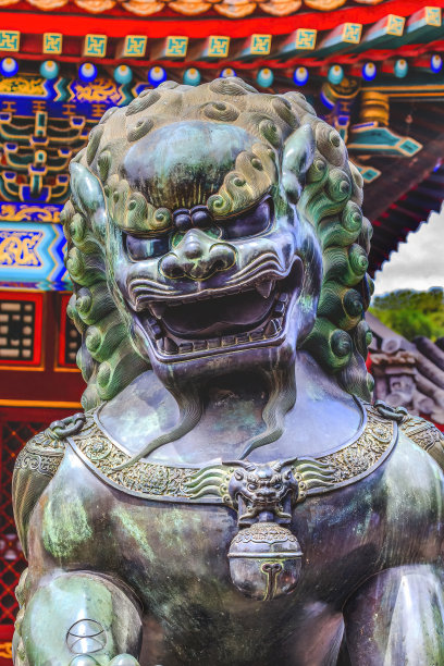 北京颐和园的龙铜像屋顶图片下载