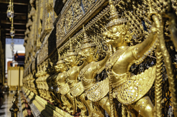 泰国曼谷，佛寺周围环绕着金色的鹰路荼神像图片下载