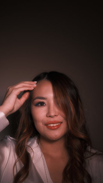 女孩拉直头发，看着镜头图片下载