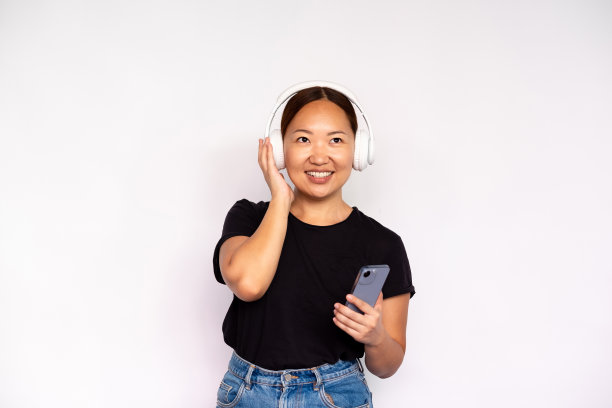 快乐的年轻女子的肖像听移动mp3播放器图片下载