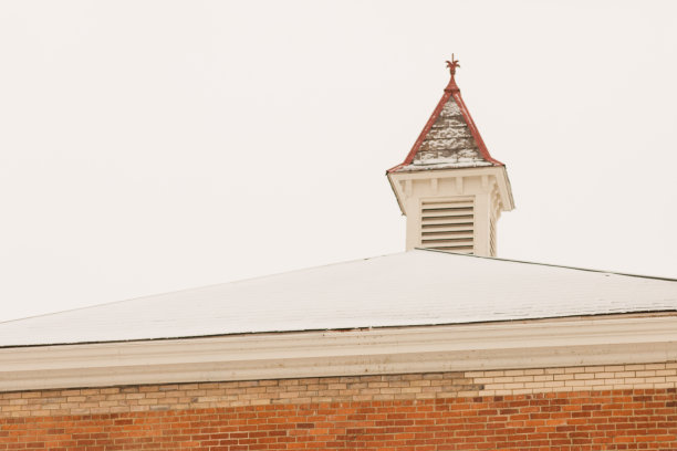 2022年12月寒冷的雪天，俄亥俄州奇利科特的历史悠久的奇利科水公司砖房图片下载