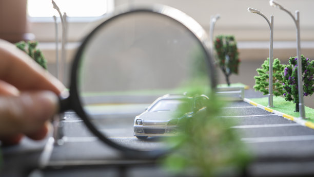 透过放大镜看汽车模型图片下载