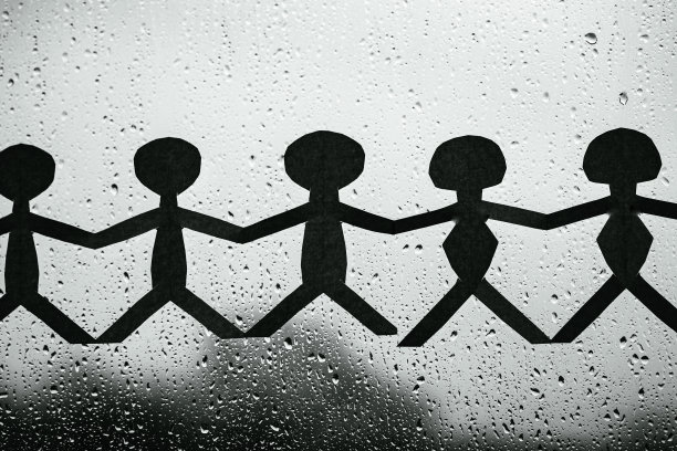 雨天窗户上的人纸链图片下载