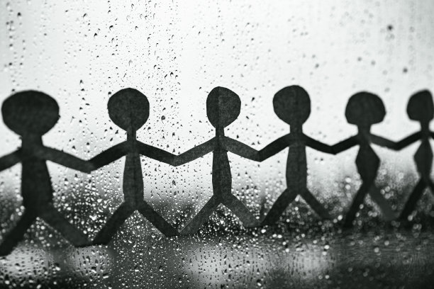 雨天窗户上的人纸链图片下载