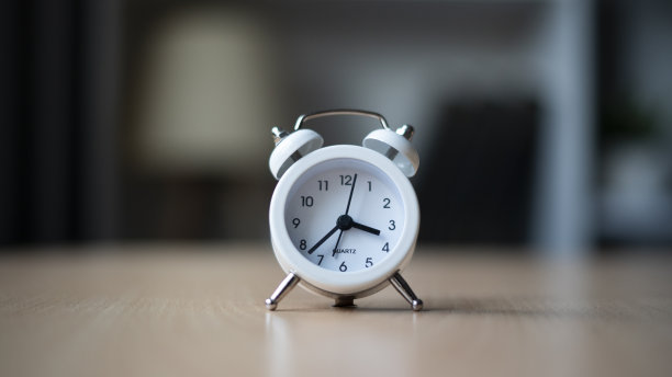 闹钟放在桌子上图片下载