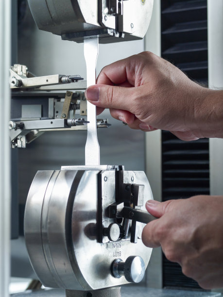 机械工程师做耐力测试图片下载