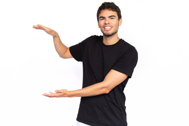 兴奋的年轻人拿着看不见的东西图片下载