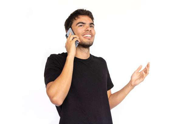 愉快的年轻人在打电话图片下载