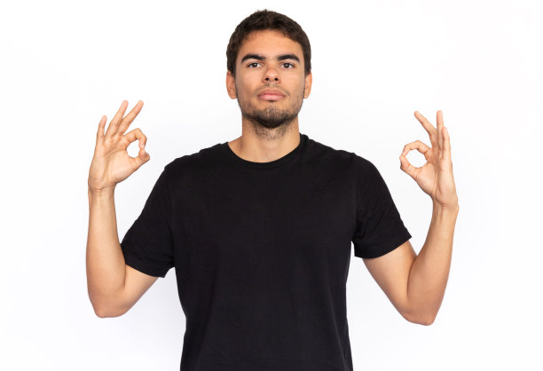 平静的年轻人与手印手势图片下载