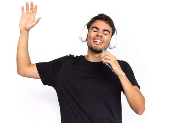 快乐的年轻人在电话里唱歌图片下载