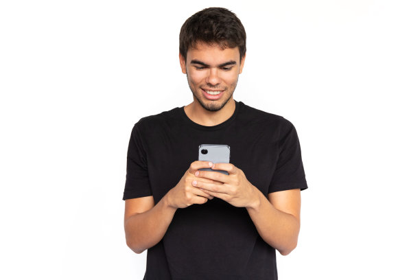 高兴的年轻人使用电话图片下载