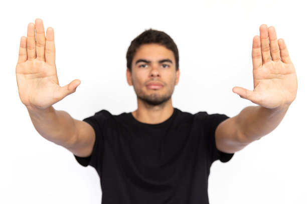 严格的年轻人摊开手掌图片下载