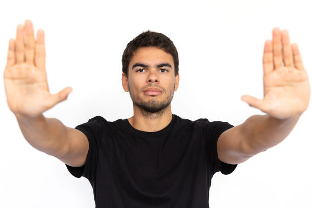 严格的年轻人显示停止标志图片下载