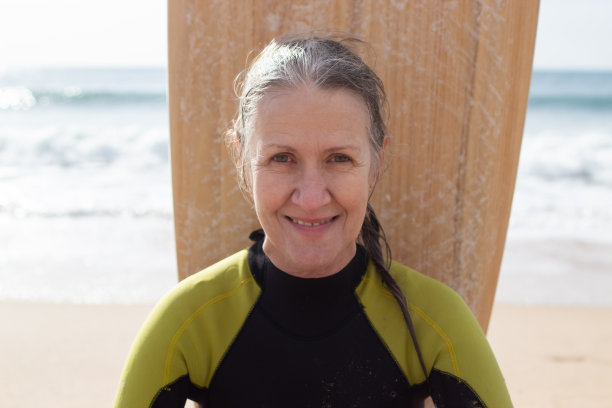 快乐的高级女性冲浪者在海边的肖像图片下载