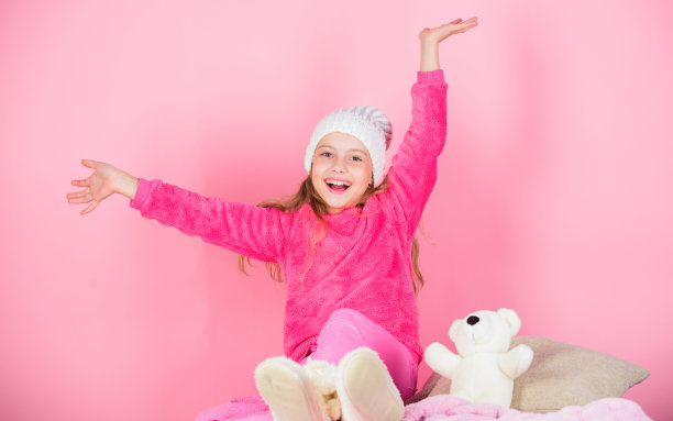 孩子可爱的女孩玩软玩具泰迪熊粉红色的背景。对毛绒玩具的独特依恋。泰迪熊能改善心理健康。孩子小女孩顽皮地抱着泰迪熊毛绒玩具图片下载