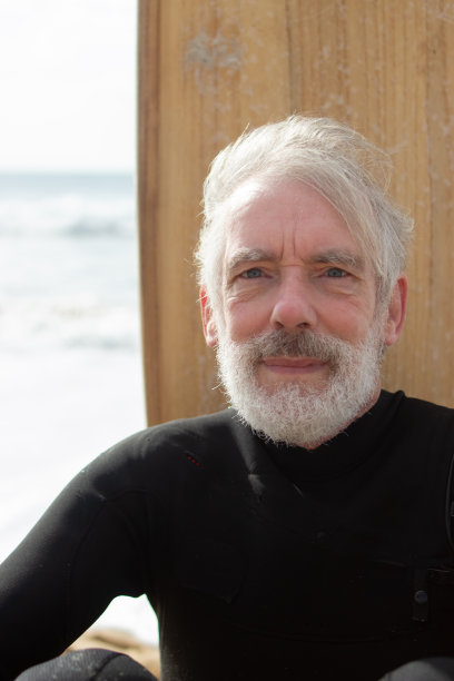 严肃的老年男性冲浪者的肖像图片下载