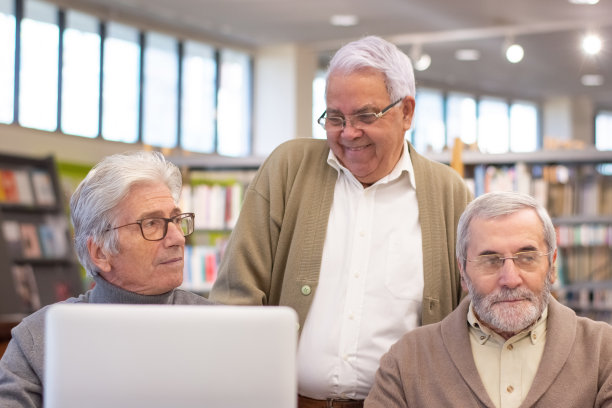 老年男子一起学习的快乐写照图片下载