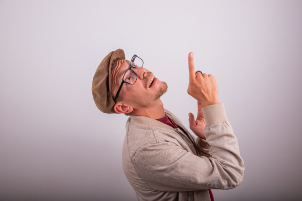 时髦的男孩戴着平底帽，带着惊讶的表情，广告摄影带着复制空间。图片下载