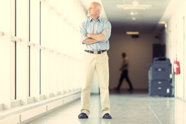 农场里强壮的老人望着窗外图片下载