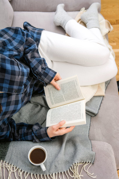 舒适的女孩看书喝咖啡图片下载