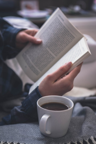 女人在舒适的早晨看书喝咖啡图片下载