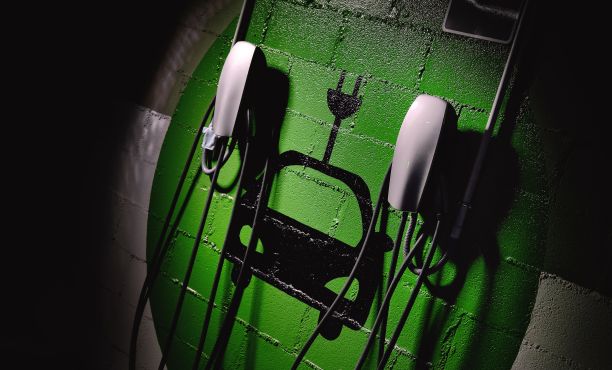 一个绿色电动汽车充电站的特写图片下载