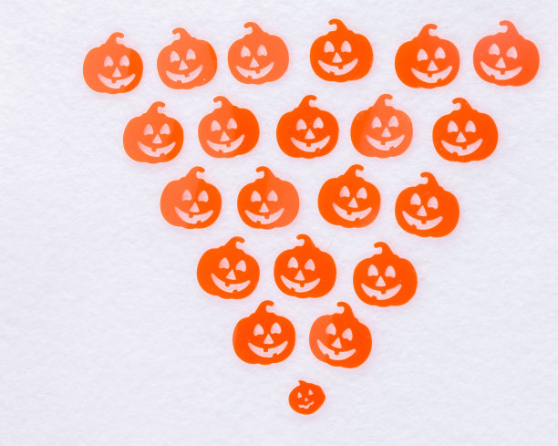 万圣节的装饰对象——白色背景下的吓人的南瓜图片下载