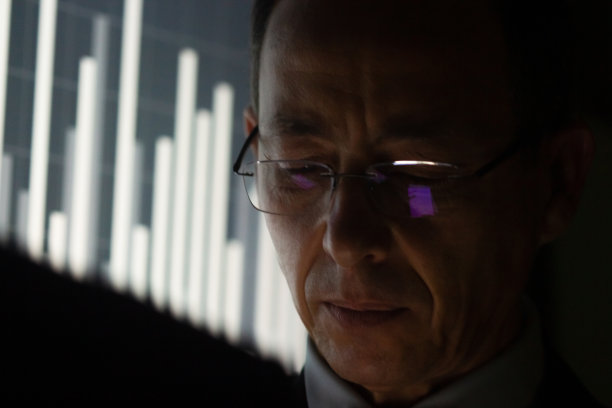 金融家工作过程中的面部特写图片下载