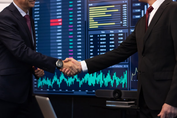 商业伙伴牵手的特写镜头图片下载