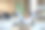一群在办公室工作的年轻商人。有魅力的员工坐在桌子上，感到快乐和放松计划项目在工作场所。现代企业同仁的观念。图片下载