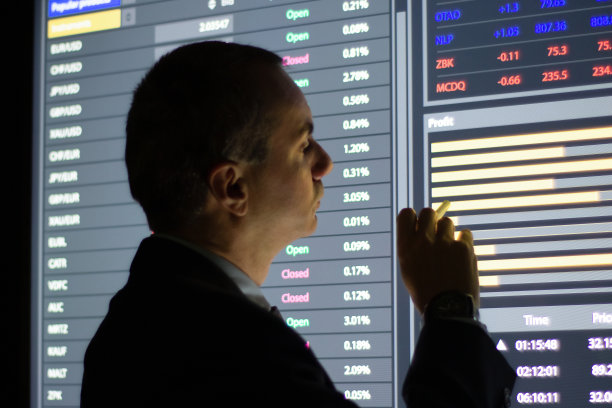 金融分析师检查市场数据的特写镜头图片下载