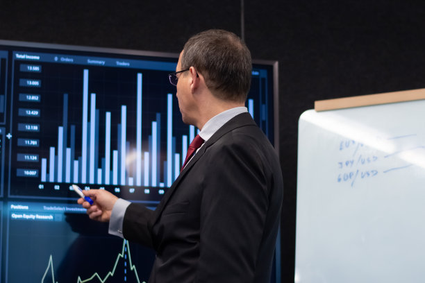 金融家分析市场报告的背影图片下载