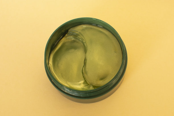 米色背景下的胶原蛋白眼罩。图片下载