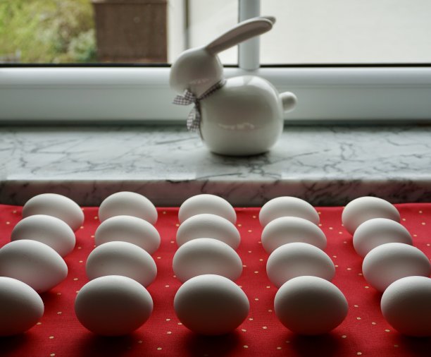 用餐巾和许多不同颜色的颜料给复活节彩蛋上色的方法。从头到尾给复活节彩蛋上色。一个完整的复活节彩蛋着色食谱。图片下载