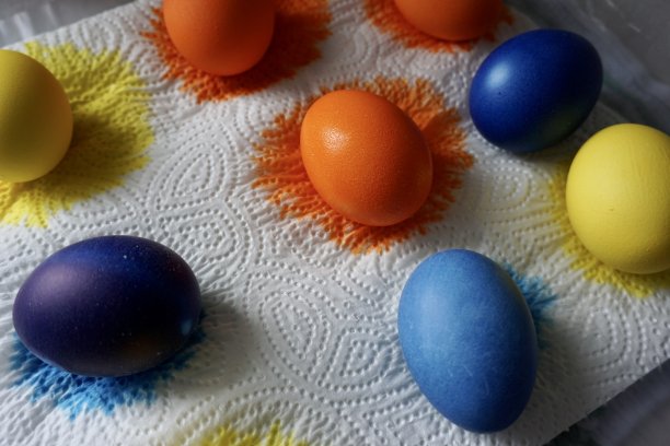 用餐巾和许多不同颜色的颜料给复活节彩蛋上色的方法。从头到尾给复活节彩蛋上色。一个完整的复活节彩蛋着色食谱。图片下载