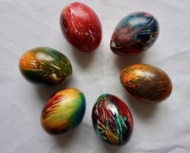 用餐巾和许多不同颜色的颜料给复活节彩蛋上色的方法。从头到尾给复活节彩蛋上色。一个完整的复活节彩蛋着色食谱。图片下载